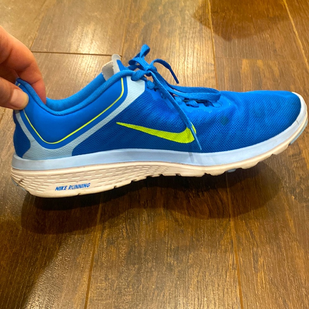 Running Nike sneakers size 7